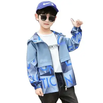 Весенне-осенние куртки из полиэстера для мальчиков, Новинка 2022 года, Корейская версия, Модное пальто с капюшоном и принтом, красивая Повседневная детская одежда