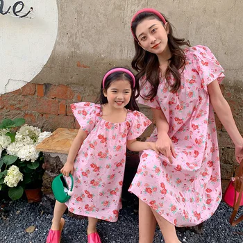 Одинаковые Розовые платья для мамы и Дочки, Цельные платья с цветочным Рисунком для девочек, Летняя женская одежда в Корейском стиле 2022, Платье для Родителей и детей